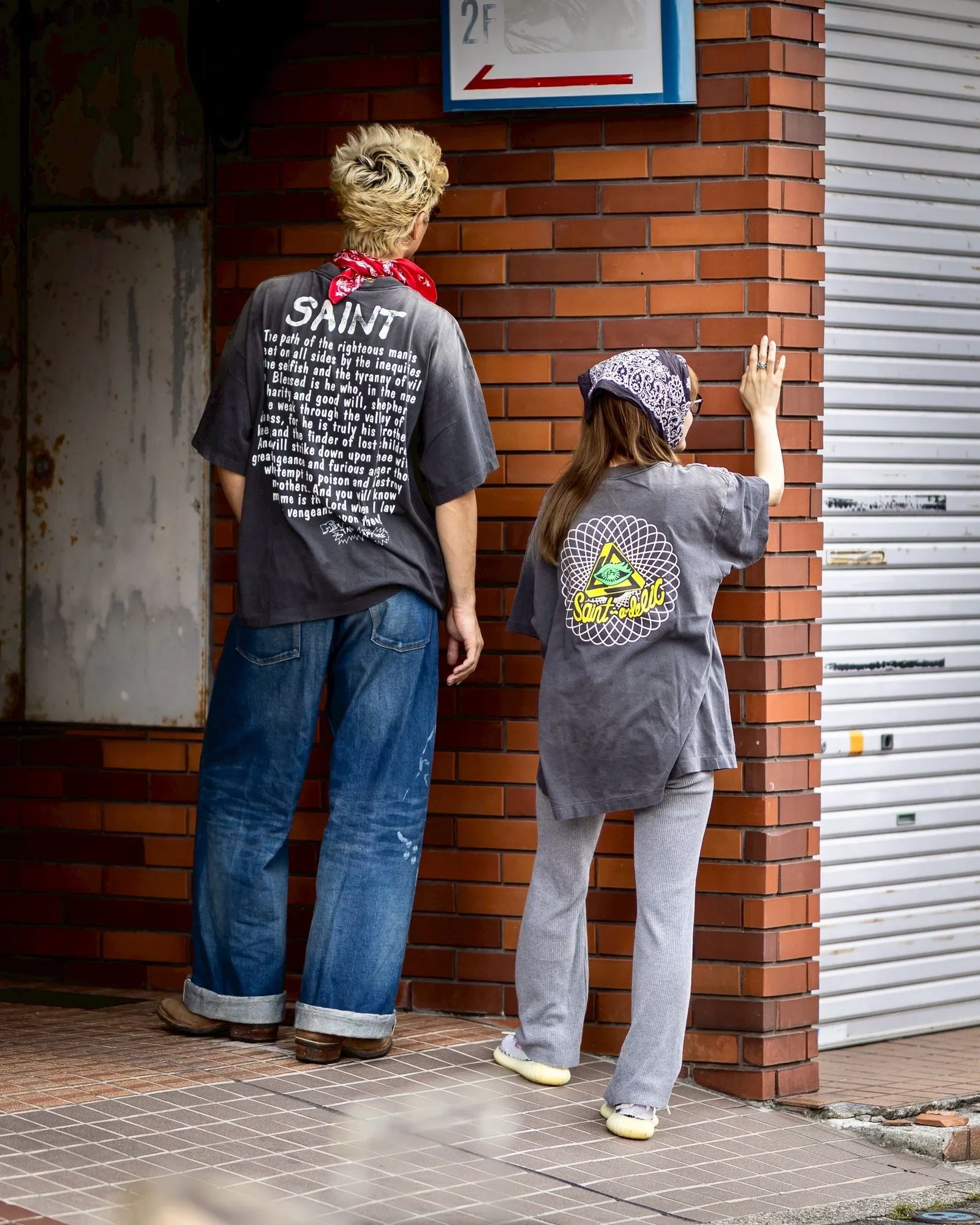 SAINT Mxxxxxx RAPTURE SS TEE/BLK Beavis and Butt-Head anime character TEE. Washed black S-XL. The print is from the characters of the American classic animation "Beavis and Butt-Head". It also pays tribute to the two classic killer characters in "Pulp Fiction". It is very witty and humorous. The whole garment is washed again.